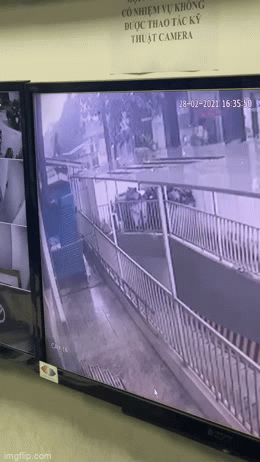 Khoảnh khắc thần kỳ người hùng băng qua tường rào cứu sống bé gái rơi từ tầng 12 xuống - Ảnh 2. Khoảnh khắc thần kỳ người hùng băng qua tường rào cứu sống bé gái rơi từ tầng 12 xuống - Ảnh 2.