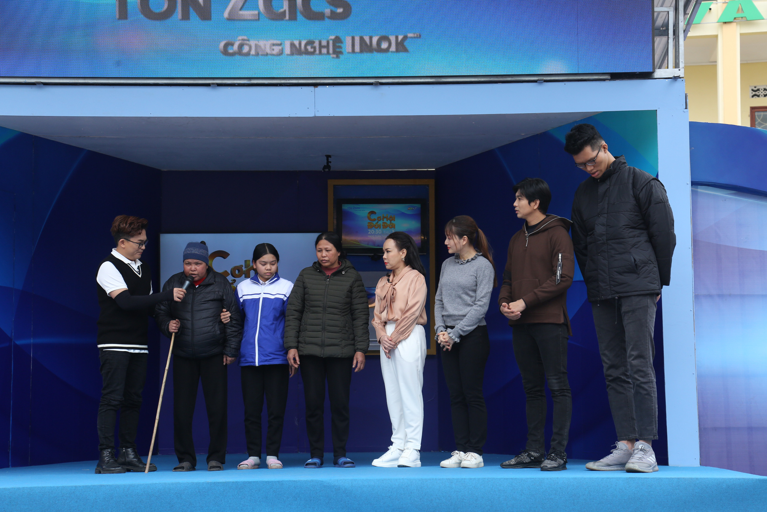 Người khổng lồ 2m20 Ngọc T&uacute; c&ugrave;ng Lan Phương, Tim mang về hơn 100 triệu đồng cho người ngh&egrave;o - Ảnh 7.