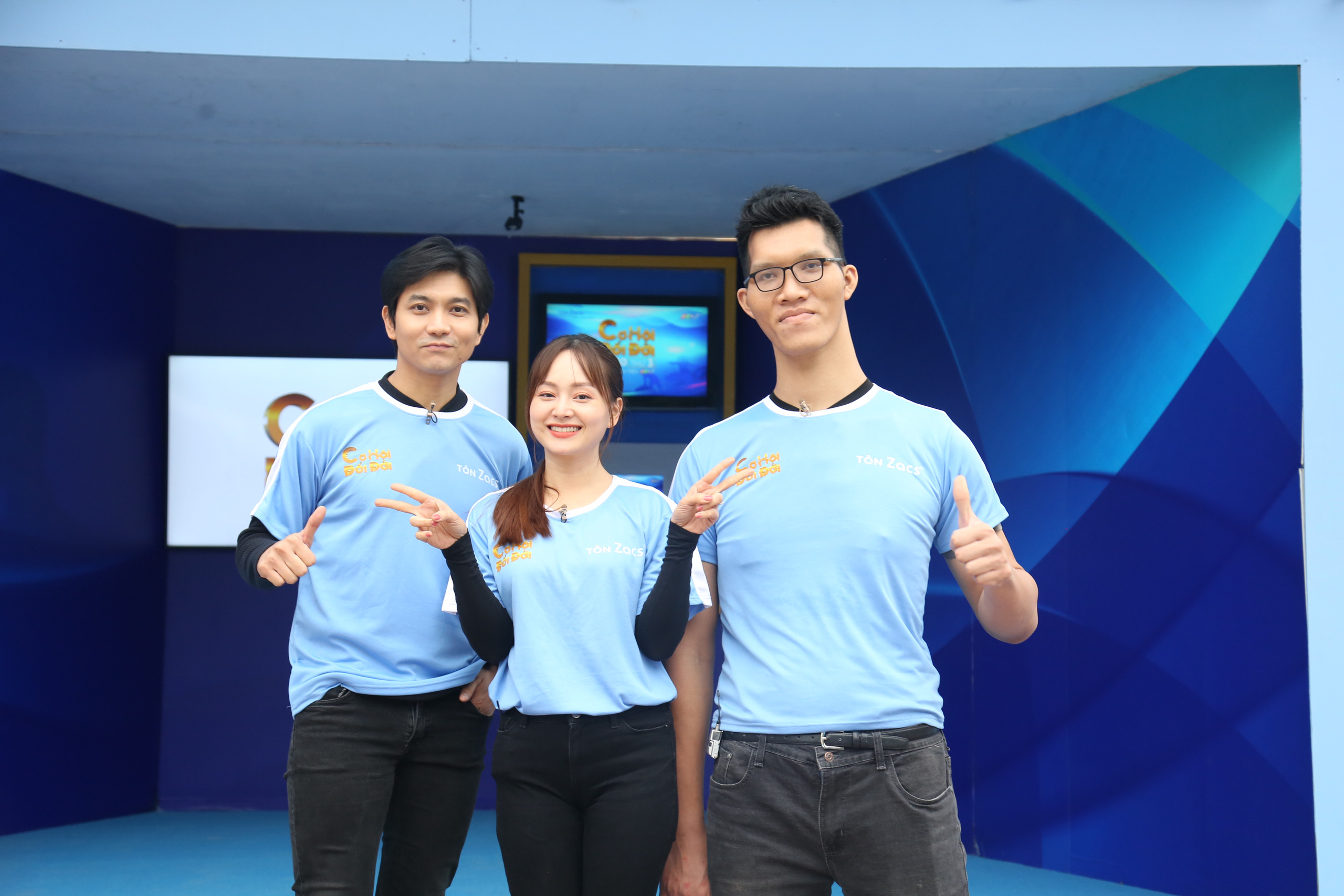 Người khổng lồ 2m20 Ngọc T&uacute; c&ugrave;ng Lan Phương, Tim mang về hơn 100 triệu đồng cho người ngh&egrave;o - Ảnh 1.