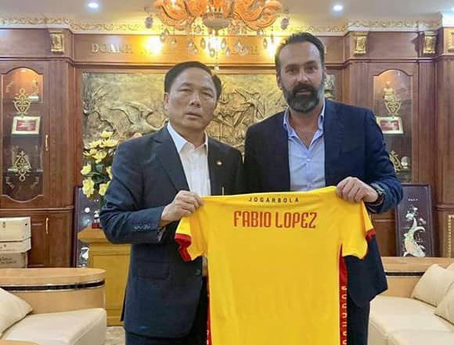 HLV ch&acirc;u &Acirc;u tuy&ecirc;n bố thắng kiện CLB V.League sau vụ bị cầu thủ bỏ phiếu sa thải - Ảnh 1.