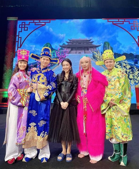 Diệu Nhi lên đồ điệu đà bên dàn sao ở hậu trường Táo Quân Tiền Truyện 2021, nhìn xuống đôi chân mà ngã ngửa - Ảnh 2.