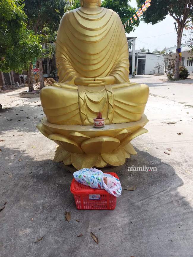 Bé trai 5 ngày tuổi quấn kín khăn, bị bỏ rơi trong chiếc giỏ bên cạnh tượng Phật ngày cận Tết - Ảnh 1.