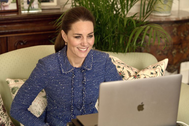 Công nương Kate được khen ngày càng nhuận sắc trong khi Meghan Markle khẳng định không nao núng trước cuốn sách của chị gái - Ảnh 1.