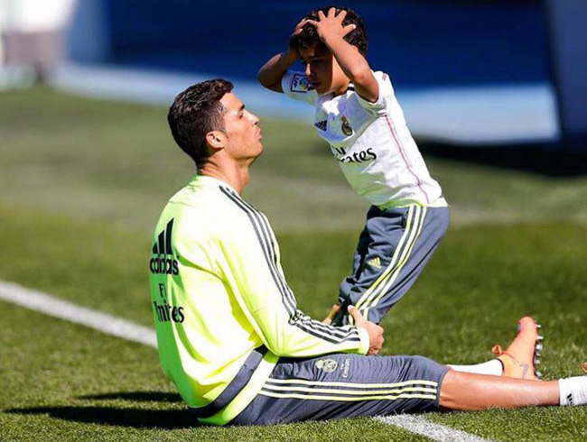 Siêu sao Ronaldo dù bận rộn vẫn đích thân làm điều này cho con trai, nhưng câu chuyện đằng sau mới khiến nhiều người thích thú - Ảnh 4.