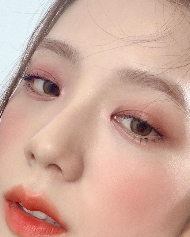 Nhược điểm nhan sắc của nữ thần Jisoo khiến cô phải che chắn kỹ bằng makeup đến độ bị đồn đã phẫu thuật thẩm mỹ - Ảnh 7.