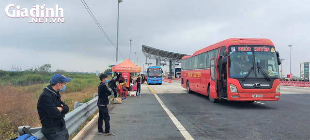 Diễn biến dịch ngày 6/2: Một trong 2 người em của nhân viên sân bay Tân Sơn Nhất cũng nghi mắc Covid-19 - Ảnh 1.