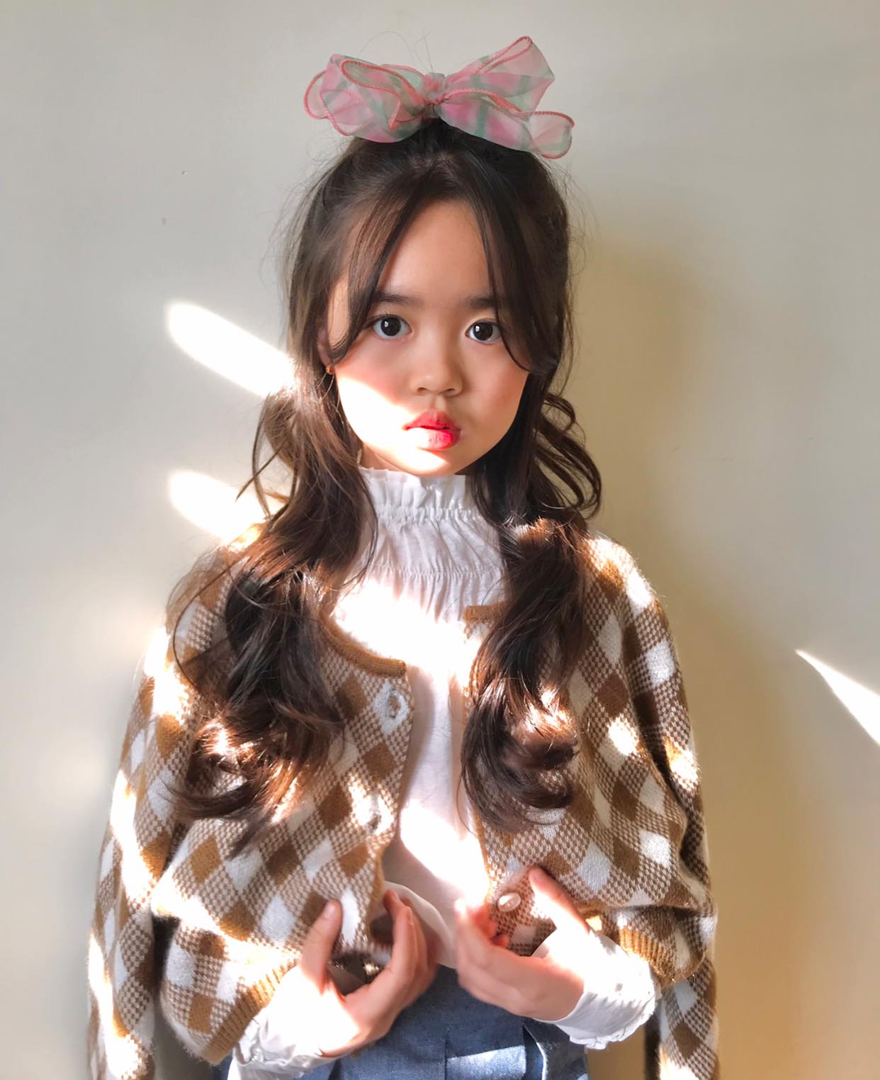 Bé Rồng Nhã Uyên: Từ cô bé giúp mẹ nuôi tìm bạn trai ở Người Ấy Là Ai đến Quán quân Model Kid Vietnam - Ảnh 6. Bé Rồng Nhã Uyên: Từ cô bé giúp mẹ nuôi tìm bạn trai ở Người Ấy Là Ai đến Quán quân Model Kid Vietnam - Ảnh 6.