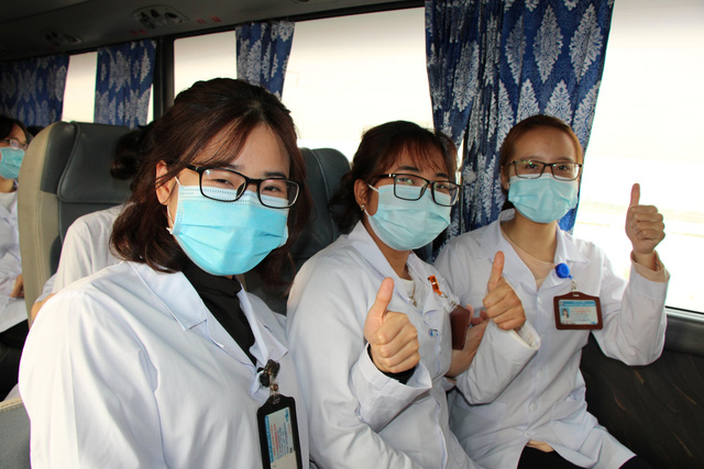 Ngày cuối năm trên chuyến xe chở sinh viên đi lấy mẫu xét nghiệm ở tâm dịch Hải Dương - Ảnh 2.