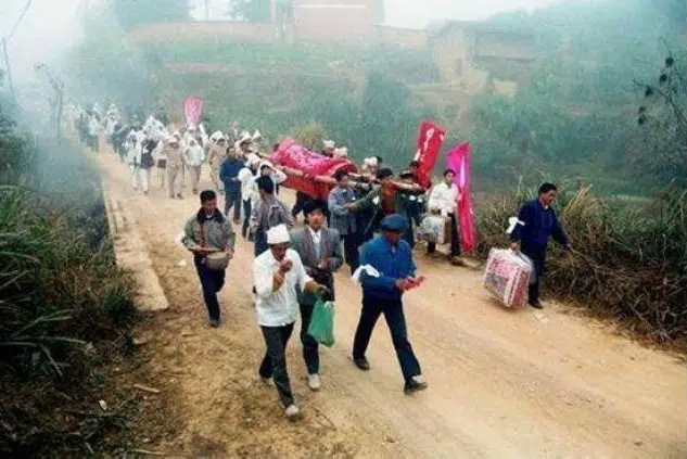 Đám cưới âm hôn ghê rợn nhất Trung Quốc: Lừa gạt, tiêm thuốc biến người sống thành cô dâu ma và cái kết dành cho kẻ săn thi thể - Ảnh 2.