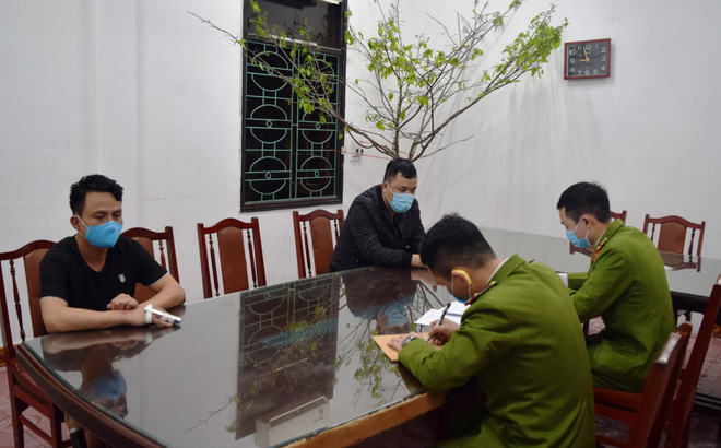 Hai đối tượng đấm CSGT trốn trạm kiểm dịch Covid-19 ở Quảng Ninh có tàng trữ ma túy - Ảnh 1.