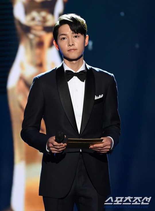 Song Joong Ki gây bão tại lễ trao giải Rồng Xanh tối nay: Lấy lại được  visual đẳng cấp, nhưng sao trông buồn thế này?
