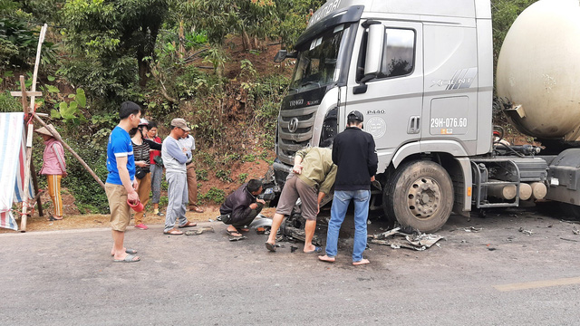 2 người bị chấn thương sọ não trong vụ ô tô biển xanh va chạm xe bồn ở Sơn La - Ảnh 3.