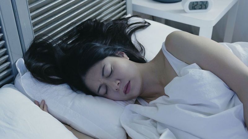 4 dấu hiệu xuất hiện lúc ngủ cho thấy lượng đường huyết trong cơ thể bạn đang cao chót vót - Ảnh 1.