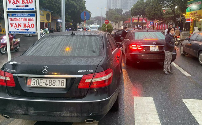 Cục CSGT vào cuộc vụ 2 ô tô Mercedes E300 trùng biển số lưu thông trên đường Hà Nội - Ảnh 1.