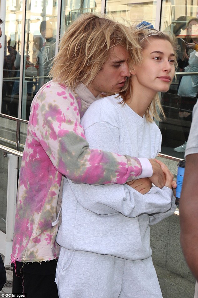 Đi đâu Justin Bieber cũng kè kè khẳng định chủ quyền với Hailey, còn để bàn tay hư bám dính mặc kệ mọi ánh nhìn - Ảnh 10.