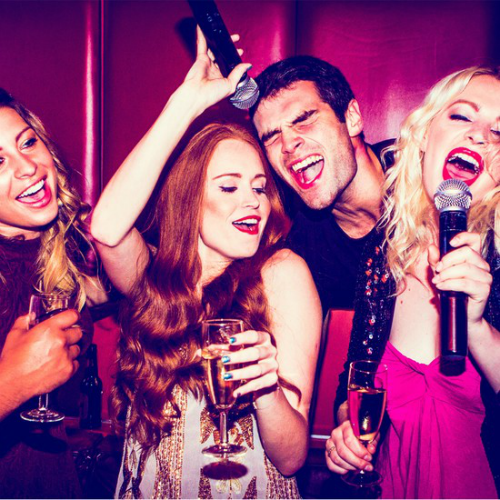 Chuyên gia cảnh báo: 5 tác hại cho sức khoẻ khi hát karaoke giải rượu bia - Ảnh 1.