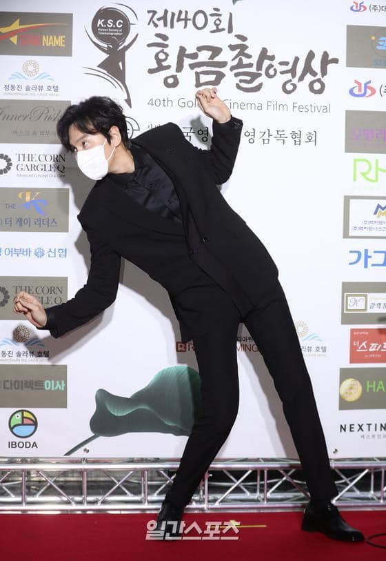 Lee Kwang Soo mang cả điệu nhảy cót két lên thảm đỏ, tấu hài thế này chỉ có thể là Hoàng tử châu Á! - Ảnh 5.
