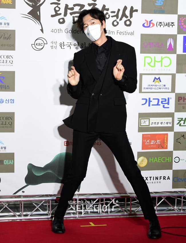 Lee Kwang Soo mang cả điệu nhảy cót két lên thảm đỏ, tấu hài thế này chỉ có thể là Hoàng tử châu Á! - Ảnh 6.