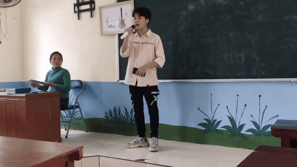 Clip viral: Nam sinh ngẫu hứng hát karaoke ngay trong lớp nhưng biểu cảm của cô giáo mới đáng chú ý - Ảnh 4. Clip viral: Nam sinh ngẫu hứng hát karaoke ngay trong lớp nhưng biểu cảm của cô giáo mới đáng chú ý - Ảnh 4.