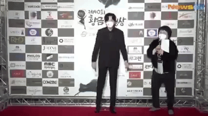 Lee Kwang Soo mang cả điệu nhảy cót két lên thảm đỏ, tấu hài thế này chỉ có thể là Hoàng tử châu Á! - Ảnh 1.