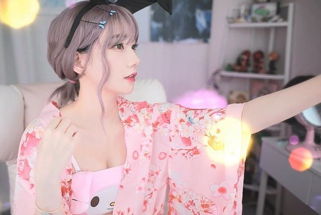 Hôn bạn thân trên sóng lúc vui đùa, nữ streamer bàng hoàng khi thấy mặt mình xuất hiện trên web phim 18+ sau đó ít ngày - Ảnh 2.