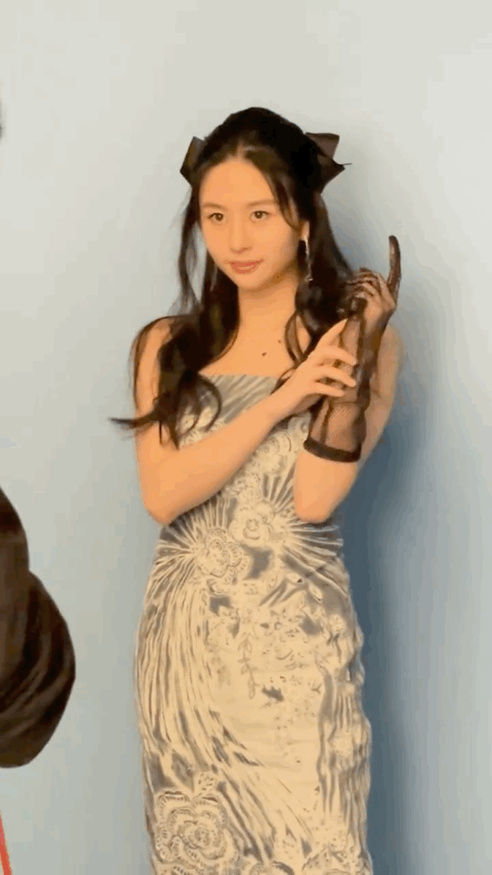 Ảnh hậu trường con gái bom sex Khâu Thục Trinh náo loạn Weibo: Thần thái sexy, visual lẫn body đều xuất sắc - Ảnh 2.