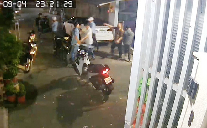 Ngăn chặn người lạ cầm dao hung hãn lao vào nhà đập phá, người đàn ông bị truy tố tội giết người - Ảnh 1.