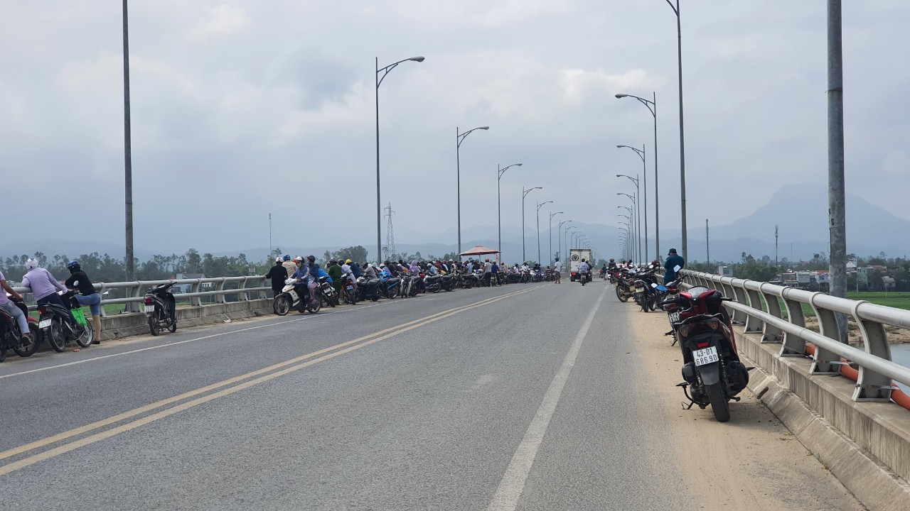 The man jumped onto the Giao Thuy Bridge, leaving his 90-year-old mother and brother bedridden - Photo 4.