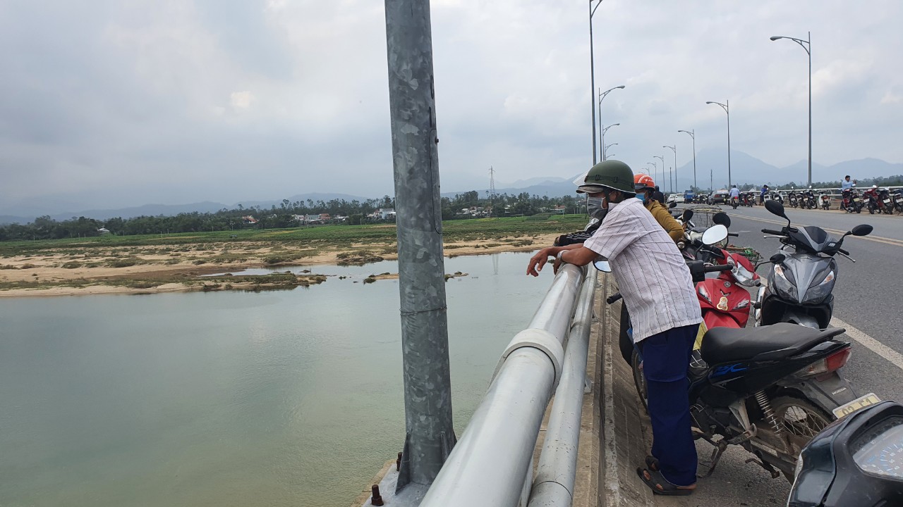 The man jumped onto the Giao Thuy Bridge, leaving his 90-year-old mother and brother bedridden - Photo 1.