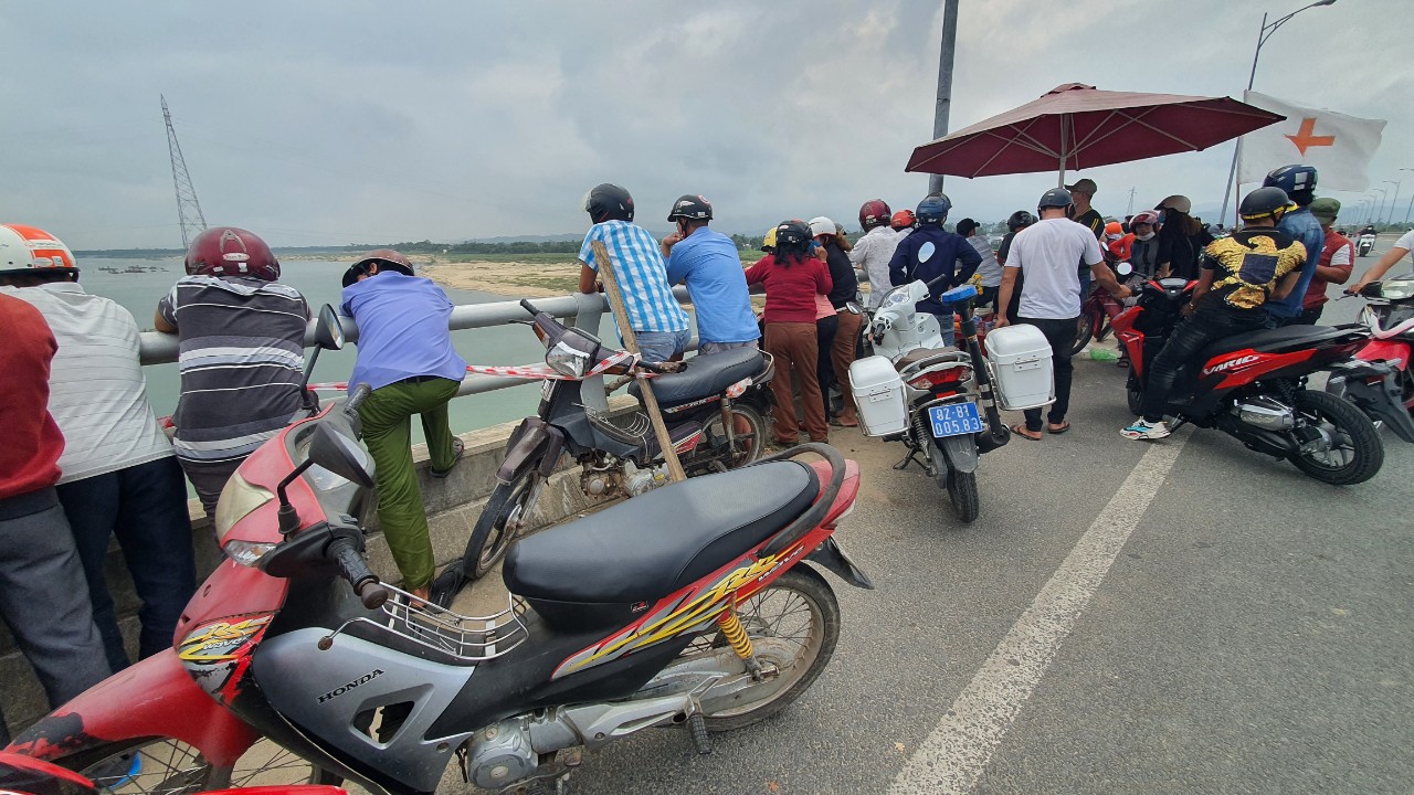 The man jumped onto the Giao Thuy Bridge, leaving his 90-year-old mother and brother bedridden - Photo 3.