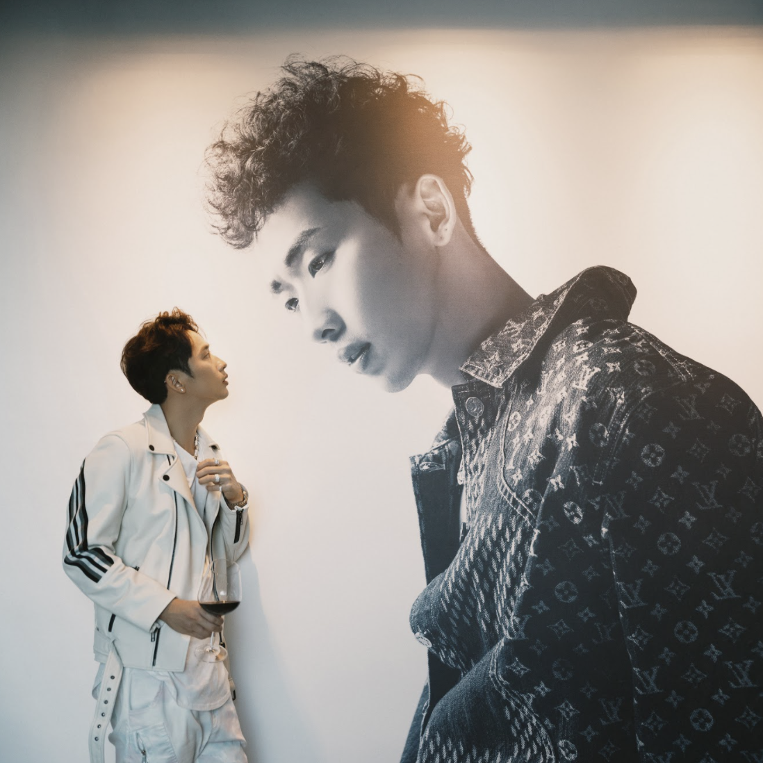 Crush quốc d&acirc;n Tuấn Trần lột x&aacute;c ra sao hậu giảm 9kg để đ&oacute;ng Bố Gi&agrave;? Nh&igrave;n bộ ảnh giường chiếu ở nh&agrave; ri&ecirc;ng sang chảnh l&agrave; r&otilde; - Ảnh 4.