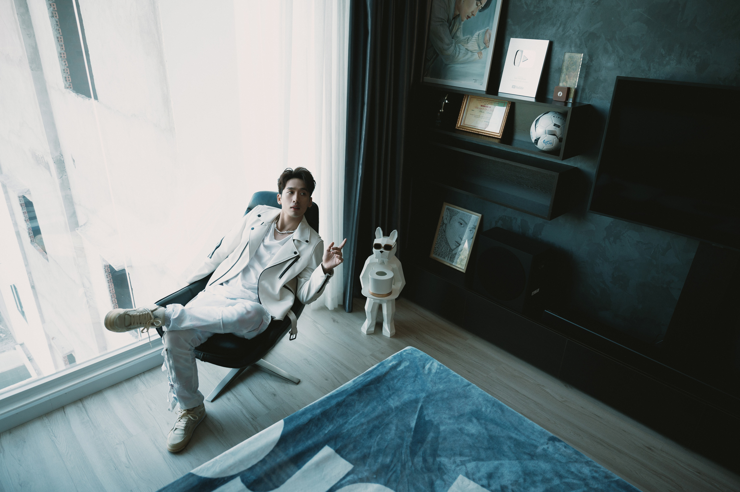 Crush quốc d&acirc;n Tuấn Trần lột x&aacute;c ra sao hậu giảm 9kg để đ&oacute;ng Bố Gi&agrave;? Nh&igrave;n bộ ảnh giường chiếu ở nh&agrave; ri&ecirc;ng sang chảnh l&agrave; r&otilde; - Ảnh 5.