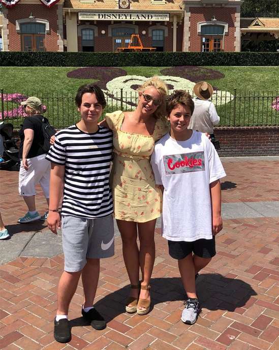 Lâu lắm mới xuất hiện, 2 cậu con trai của Britney Spears gây bất ngờ với ngoại hình hiện tại, đặc biệt là chiều cao - Ảnh 2.