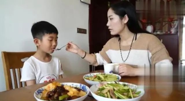 Mẹ xấu như vậy còn đẻ con ra làm gì? và khái niệm đạo đức tử cung khiến người lớn rùng mình về sự vô ơn của giới trẻ - Ảnh 3.