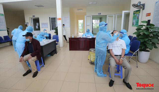 Hà Nội xét nghiệm sàng lọc COVID-19 ngẫu nhiên cho người dân khu vực nguy cơ lây nhiễm cao - Ảnh 7.