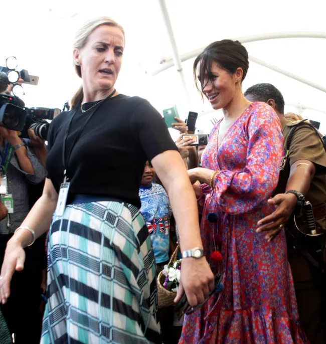 Sự kh&aacute;c nhau một trời một vực giữa Kate - Meghan: C&ugrave;ng cho nh&acirc;n vi&ecirc;n ho&agrave;ng gia th&ocirc;i việc, người được khen hết lời, người tiếng xấu mu&ocirc;n nơi - Ảnh 1.