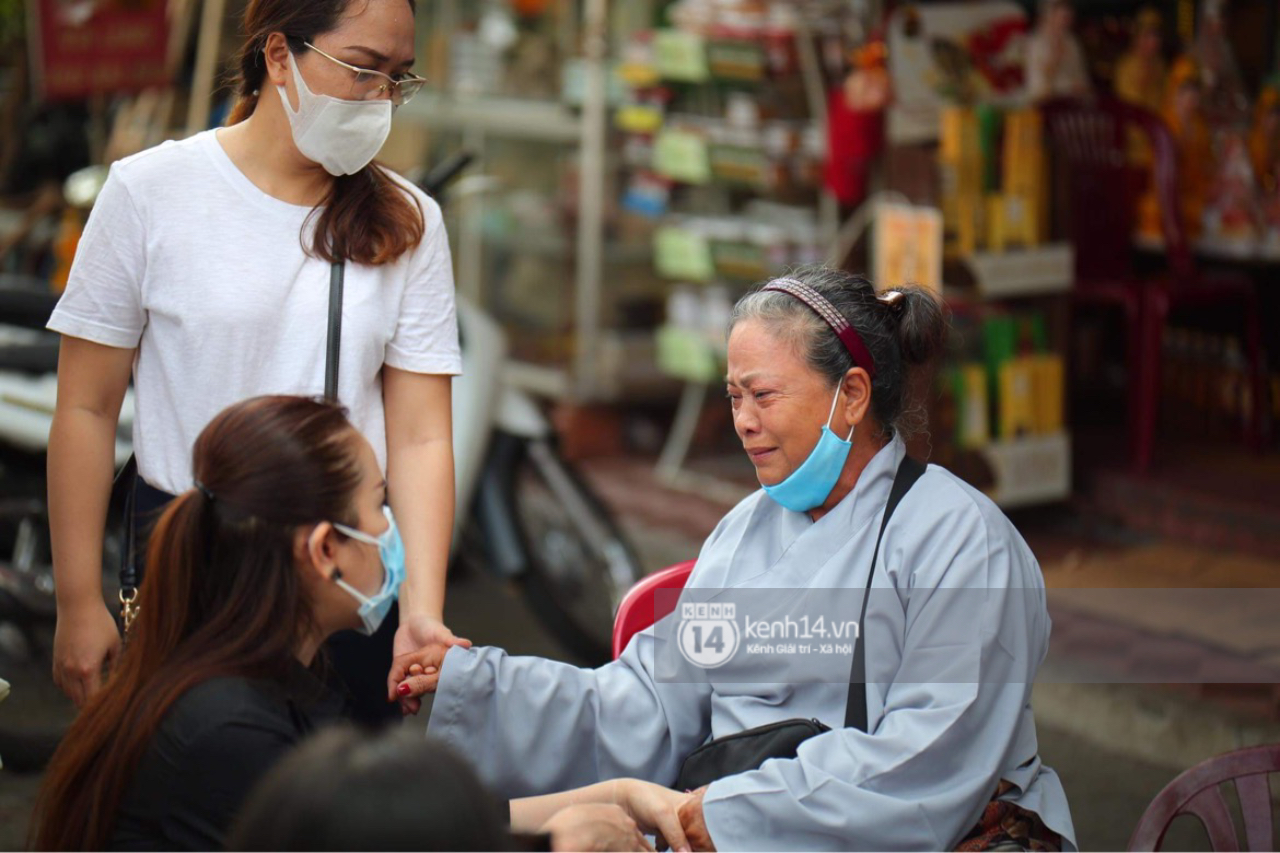 Makeup Witch Minh Loc Memorial Service: Her biological mother burst into tears, Miss Tran Dai - Vu Khac Tiep sat in a corner to pray - Photo 11.