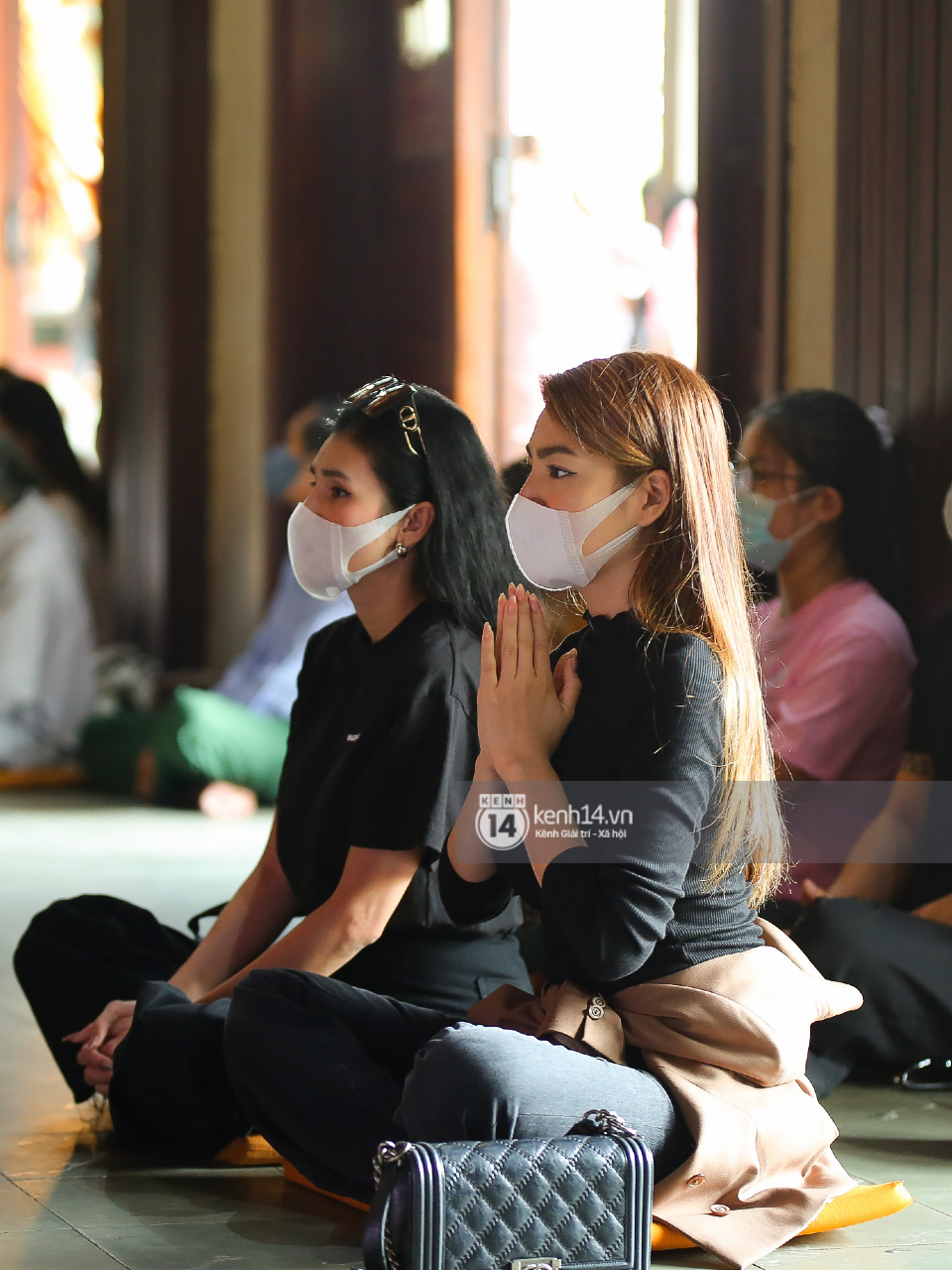 Makeup Witch Minh Loc Memorial Service: Her biological mother burst into tears, Miss Tran Dai - Vu Khac Tiep sat in a corner to pray - Photo 3.