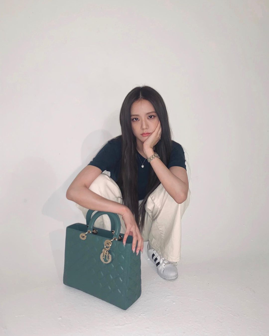 Qua tay Jisoo túi Lady Dior trở thành item Punk Rock cực sành điệu