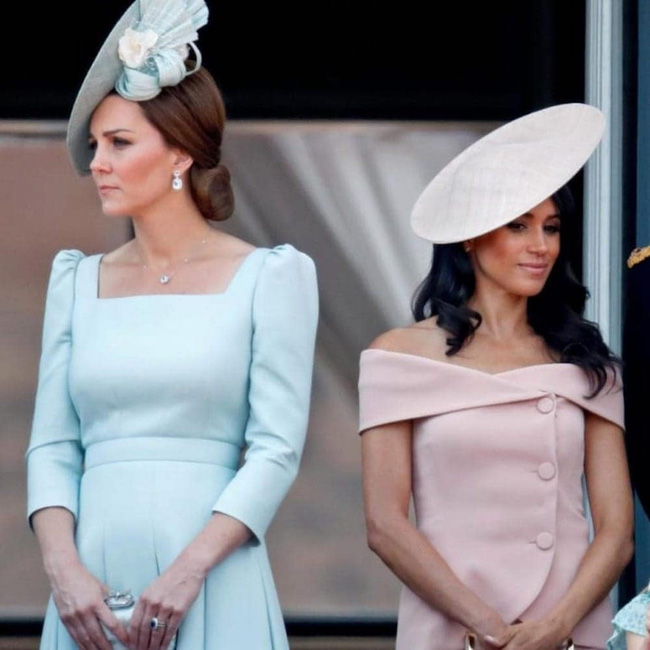 5 sự cố khiến chị em d&acirc;u Kate v&agrave; Meghan vĩnh viễn kh&ocirc;ng thể h&agrave;n gắn, drama vứt hoa v&agrave;o sọt r&aacute;c chưa l&agrave; g&igrave; - Ảnh 1.