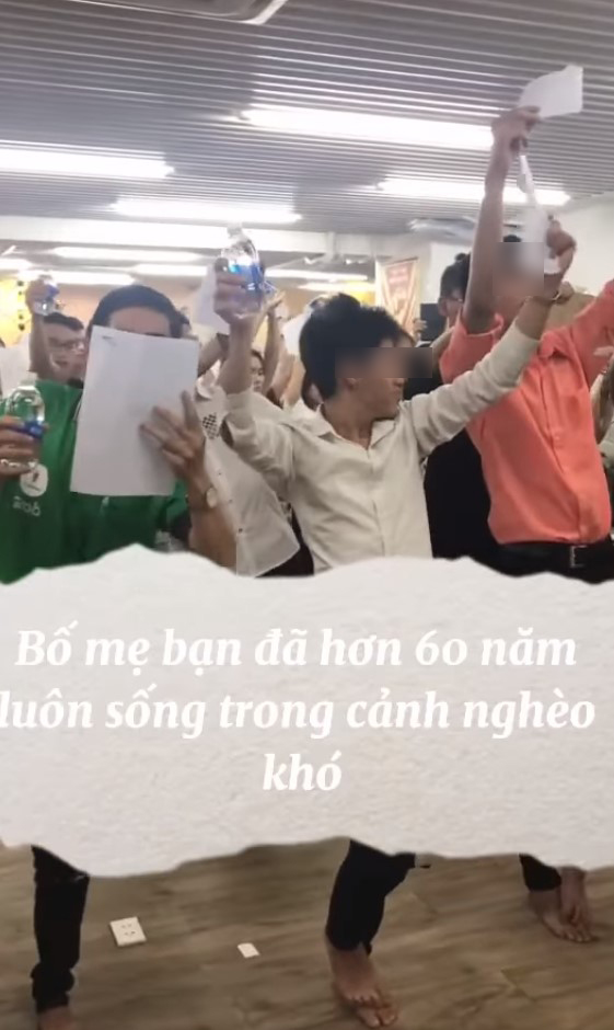 Xôn xao hình ảnh lớp học trở thành tỷ phú tương lai: Cả trăm người tay cầm chai nước, co quắp 1 chân, cùng hô vang khẩu hiệu quyết tâm làm giàu - Ảnh 3.