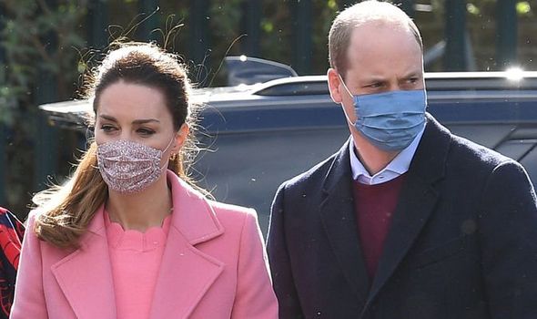 Ho&agrave;ng tử William xuất hiện hốc h&aacute;c, Kate xấu hổ sau m&agrave;n đ&acirc;m sau lưng của vợ chồng Meghan Markle - Ảnh 3.