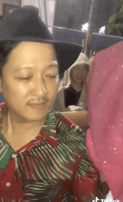 Phản ứng của Trường Giang khi bị fan v&acirc;y k&iacute;n v&agrave; cưỡng h&ocirc;n giữa sự kiện, th&aacute;i độ đối với cụ gi&agrave; nhận tr&ograve;n 100 điểm! - Ảnh 3.