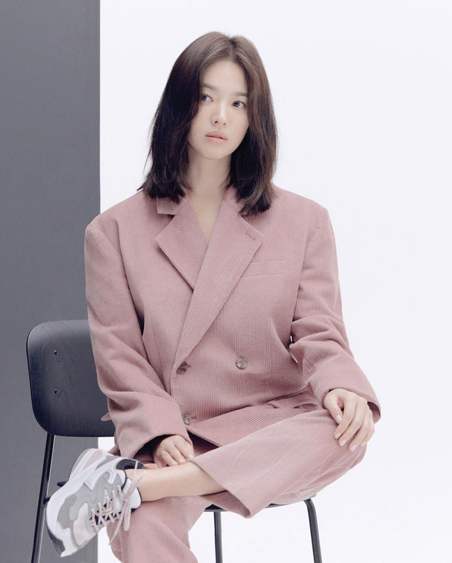 Song Hye Kyo diện blazer không bao giờ fail, sương sương cũng có 13 cách mặc trẻ và sang tuyệt đối - Ảnh 9.