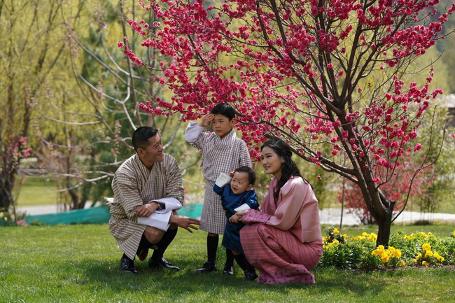 Khoe ảnh gia đình đẹp ngất ngây nhân dịp con trai út tròn 1 tuổi, Hoàng hậu Bhutan lại khiến vạn người mê đắm bởi nhan sắc lên hương - Ảnh 1.