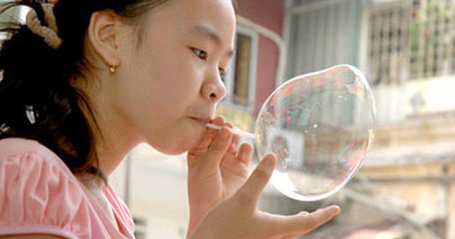 3 học sinh lớp 5 ngộ độc do thổi keo bong bóng: Chuyên gia cảnh báo keo thổi bong bóng không rõ nguồn gốc là thứ vô cùng độc hại - Ảnh 3.