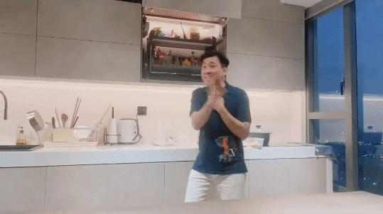 Trấn Thành vừa nấu ăn vừa phục vụ văn nghệ cho Hari Won nhưng nốt lên tông khiến netizen lo cho... hàng xóm - Ảnh 3.
