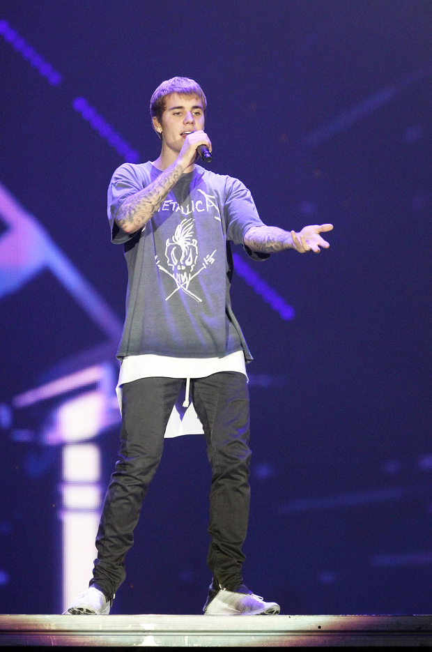 Justin Bieber dành gần hết album mới để viết về bà xã Hailey, dân tình bỗng soi ra dấu vết về Selena Gomez? - Ảnh 2.