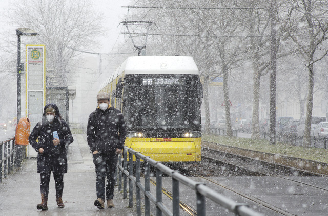 Châu Âu - khu vực đầu tiên trên thế giới ghi nhận hơn 1 triệu ca tử vong vì COVID-19 - Ảnh 1. Châu Âu - khu vực đầu tiên trên thế giới ghi nhận hơn 1 triệu ca tử vong vì COVID-19 - Ảnh 1.