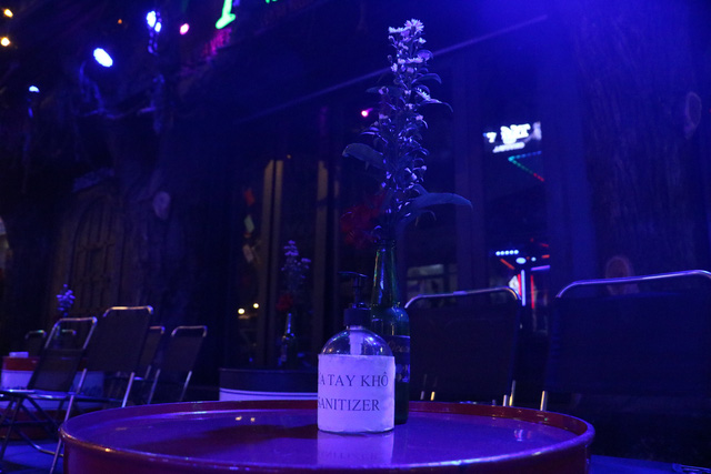 Karaoke, quán bar tại TP. Hồ Chí Minh mở lại: Náo nhiệt nhưng không lơ là phòng dịch - Ảnh 1.